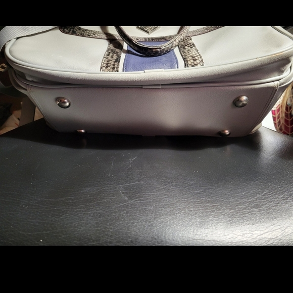 Guess Overnight Diaper/Travel/Gym Bag Tote - Picture 11 of 12